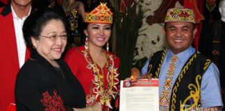 Saatnya Kalimantan Barat Memiliki Gubernur Cantik (1) Karolin bersama Megawati Soekarno Putri saat pengumuman kandidat yang diusung PDIP di Lenteng Agung.