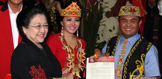 Saatnya Kalimantan Barat Memiliki Gubernur Cantik (1) Karolin bersama Megawati Soekarno Putri saat pengumuman kandidat yang diusung PDIP di Lenteng Agung.