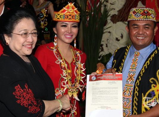 Saatnya Kalimantan Barat Memiliki Gubernur Cantik (1) Karolin bersama Megawati Soekarno Putri saat pengumuman kandidat yang diusung PDIP di Lenteng Agung.