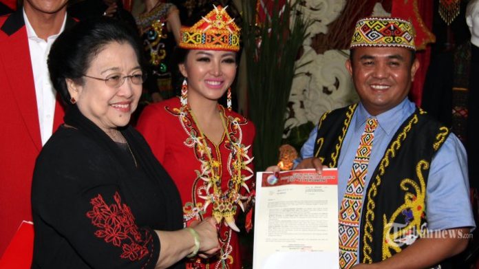 Karolin bersama Megawati Soekarno Putri saat pengumuman kandidat yang diusung PDIP di Lenteng Agung.