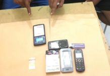 Jaka Sembunyikan Sabu Dalam Bungkus Rokok Jaka dan Zul memperlihatkan barang bukti sabu yang mereka miliki sesaat usai ditangkap polisi di Sungai Kunyit, Sabtu (2/6). (Polisi for eQuator.co.id)