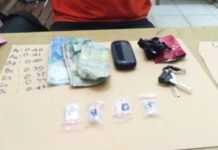 Polisi Sita 7 Paket Sabu Dari Markus Markus bersama barang bukti 7 paket sabu saat berada di Mapolres Sekadau. Markus ditangkap Minggu pagi (3/6). (Satnarkoba Polres Sekadau for eQuator.co.id)