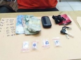 Polisi Sita 7 Paket Sabu Dari Markus Markus bersama barang bukti 7 paket sabu saat berada di Mapolres Sekadau. Markus ditangkap Minggu pagi (3/6). (Satnarkoba Polres Sekadau for eQuator.co.id)
