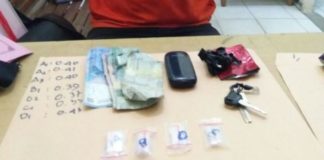 Polisi Sita 7 Paket Sabu Dari Markus Markus bersama barang bukti 7 paket sabu saat berada di Mapolres Sekadau. Markus ditangkap Minggu pagi (3/6). (Satnarkoba Polres Sekadau for eQuator.co.id)