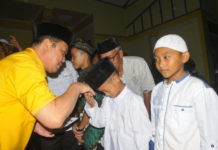 Golkar Kalbar Maknai Ramadan dengan Berbagi BERBAGI. Ketua DPD Partai Golkar Kalbar, Ria Norsan berbagi kepada anak yatim, santri dan kaum dhuafa di Gedung Zamrud, Jalan Ahmad Yani, Pontianak Tenggara, Senin (4/6)—Ocsya Ade CP/RK