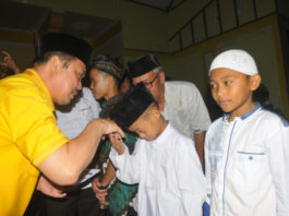 BERBAGI. Ketua DPD Partai Golkar Kalbar, Ria Norsan berbagi kepada anak yatim, santri dan kaum dhuafa di Gedung Zamrud, Jalan Ahmad Yani, Pontianak Tenggara, Senin (4/6)—Ocsya Ade CP/RK