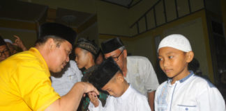 Golkar Kalbar Maknai Ramadan dengan Berbagi BERBAGI. Ketua DPD Partai Golkar Kalbar, Ria Norsan berbagi kepada anak yatim, santri dan kaum dhuafa di Gedung Zamrud, Jalan Ahmad Yani, Pontianak Tenggara, Senin (4/6)—Ocsya Ade CP/RK