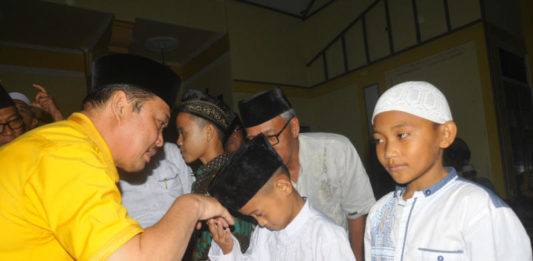 Golkar Kalbar Maknai Ramadan dengan Berbagi BERBAGI. Ketua DPD Partai Golkar Kalbar, Ria Norsan berbagi kepada anak yatim, santri dan kaum dhuafa di Gedung Zamrud, Jalan Ahmad Yani, Pontianak Tenggara, Senin (4/6)—Ocsya Ade CP/RK