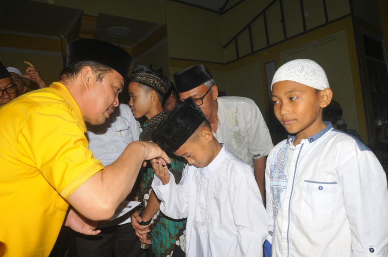 BERBAGI. Ketua DPD Partai Golkar Kalbar, Ria Norsan berbagi kepada anak yatim, santri dan kaum dhuafa di Gedung Zamrud, Jalan Ahmad Yani, Pontianak Tenggara, Senin (4/6)—Ocsya Ade CP/RK