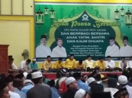 SAMBUTAN. Ketua DPD Partai Golkar Kalbar, Ria Norsan tengah memberikan sambutan dalam acara buka puasa bersama di Gedung Zamrud, Jalan Ahmad Yani, Pontianak Tenggara, Senin (4/6)—Ocsya Ade CP/RK