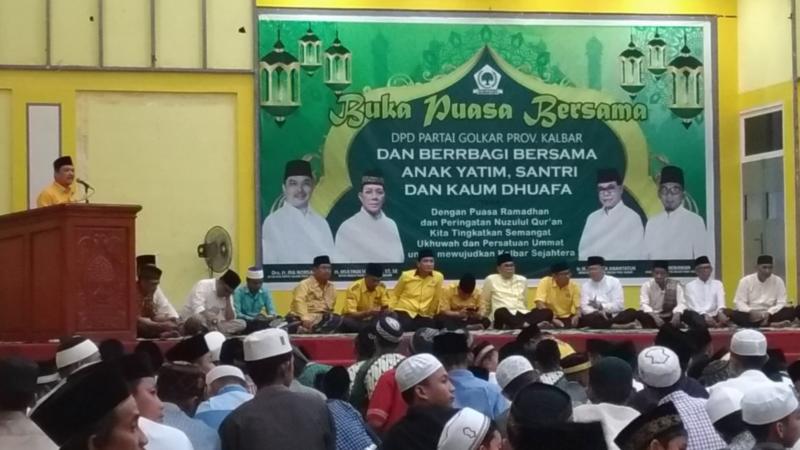 SAMBUTAN. Ketua DPD Partai Golkar Kalbar, Ria Norsan tengah memberikan sambutan dalam acara buka puasa bersama di Gedung Zamrud, Jalan Ahmad Yani, Pontianak Tenggara, Senin (4/6)—Ocsya Ade CP/RK