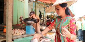 Karolin Ajak Masyarakat Manfaatkan Perkarangan Rumah Calon Gubernur Kalbar nomor urut dua, Karolin Margret Natasa