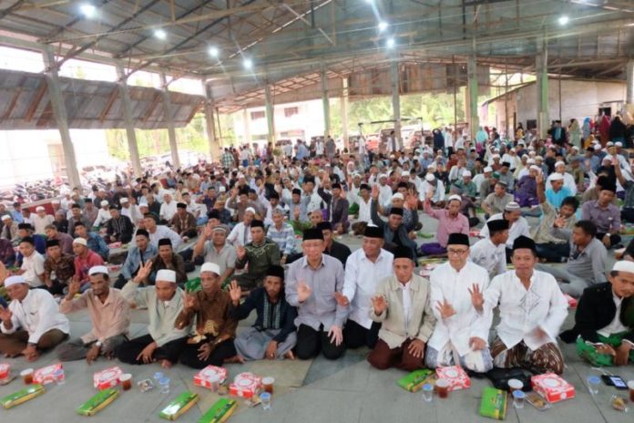 Masyarakat Mempawah menyambut meriah kehadiran Calon Gubernur Kalimantan Barat nomor 3, Sutarmidji pada acara silaturahim dan buka puasa bersama dengan para tokoh Madura se-Kabupaten Mempawah, Minggu (3/6).