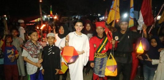 Lepas Pawai Keriang Bandong, Karolin Komitmen Lestarikan Seni Budaya Calon Gubernur Kalbar nomor urut 2, Karolin Margret Natasa