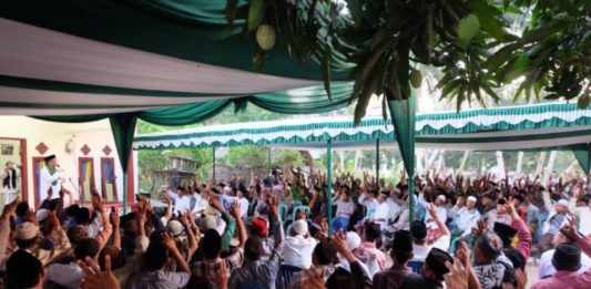 Masyarakat Mempawah Timur: Kami Kompak Menangkan Midji Norsan Calon Gubernur Kalbar nomor urut tiga Sutarmidji hadir dalam Silahturahim dan buka puasa bersama Ratusan warga Mempawah Timur, Kabupaten Mempawah . (Kang Enchus for Equator)