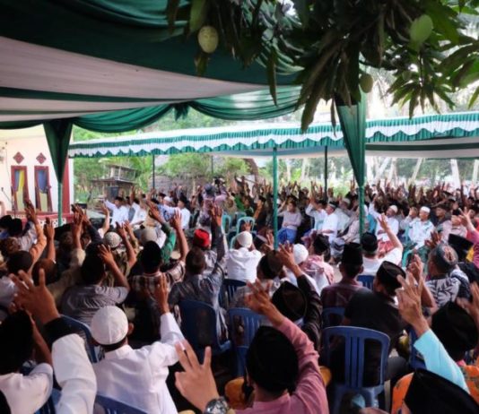 Masyarakat Mempawah Timur: Kami Kompak Menangkan Midji Norsan Calon Gubernur Kalbar nomor urut tiga Sutarmidji hadir dalam Silahturahim dan buka puasa bersama Ratusan warga Mempawah Timur, Kabupaten Mempawah . (Kang Enchus for Equator)