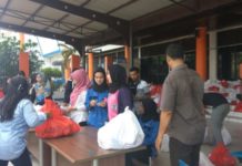 PT. Pelindo II Sebar 2000 Paket Sembako Murah Warga saat mendatangi pasar murah