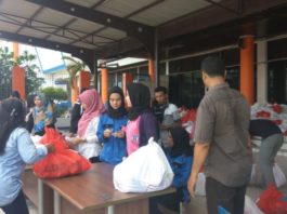 Warga saat mendatangi pasar murah