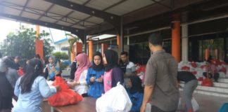 PT. Pelindo II Sebar 2000 Paket Sembako Murah Warga saat mendatangi pasar murah