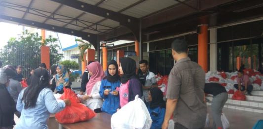 PT. Pelindo II Sebar 2000 Paket Sembako Murah Warga saat mendatangi pasar murah