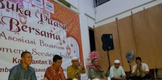 ABDSI Wilayah Kalbar Buka Puasa Bersama Anak Yatim Buka Puasa Bersama. BDS Wilayah Kalbar melaksanakan kegiatan buka puasa bersama sekaligus syukuran ulang tahun Koordinator ABDSI Kalbar, Muhammad Fahmi di Gedung Graha Pena Equator, Jumat (8/6). Bangun Subekti/RK.