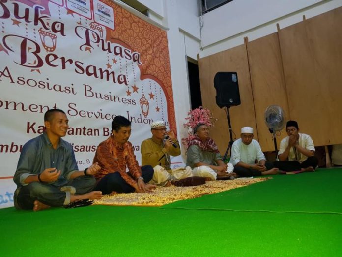 Buka Puasa Bersama. BDS Wilayah Kalbar melaksanakan kegiatan buka puasa bersama sekaligus syukuran ulang tahun Koordinator ABDSI Kalbar, Muhammad Fahmi di Gedung Graha Pena Equator, Jumat (8/6). Bangun Subekti/RK.