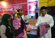 PSI Kalbar Berbagi, Bukti Kepekaan kepada Masyarakat BUKBER. Ketua DPW PSI Kalbar memberikan santunan kepada anak yatim di Rumah Adat Melayu Kota Pontianak dalam rangka buka puasa dan berbagi, Jumat (8/6)--Ocsya Ade CP