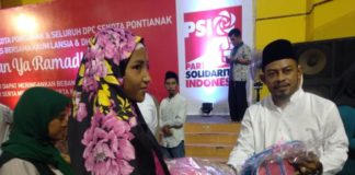 PSI Kalbar Berbagi, Bukti Kepekaan kepada Masyarakat BUKBER. Ketua DPW PSI Kalbar memberikan santunan kepada anak yatim di Rumah Adat Melayu Kota Pontianak dalam rangka buka puasa dan berbagi, Jumat (8/6)--Ocsya Ade CP
