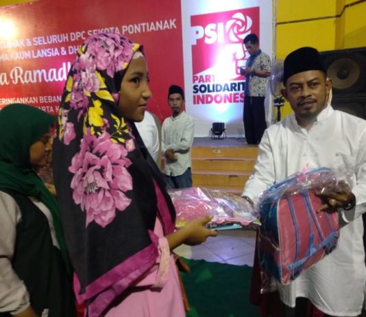 PSI Kalbar Berbagi, Bukti Kepekaan kepada Masyarakat BUKBER. Ketua DPW PSI Kalbar memberikan santunan kepada anak yatim di Rumah Adat Melayu Kota Pontianak dalam rangka buka puasa dan berbagi, Jumat (8/6)--Ocsya Ade CP