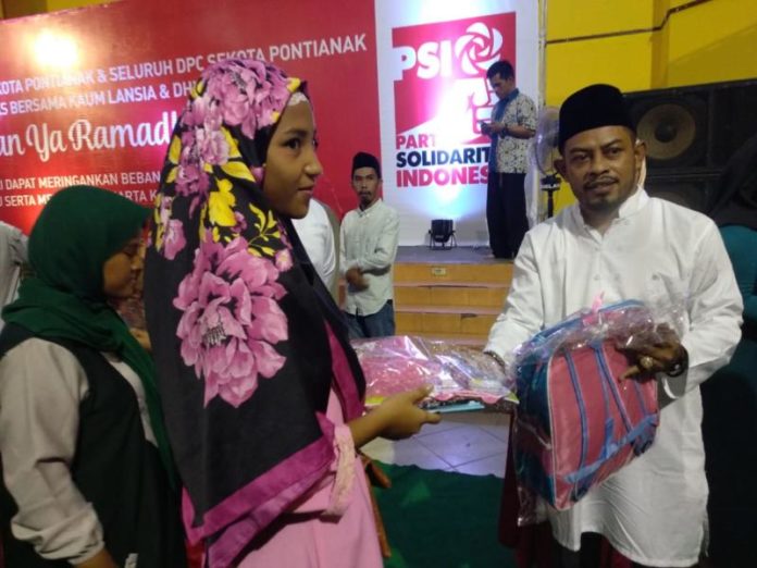 BUKBER. Ketua DPW PSI Kalbar memberikan santunan kepada anak yatim di Rumah Adat Melayu Kota Pontianak dalam rangka buka puasa dan berbagi, Jumat (8/6)--Ocsya Ade CP