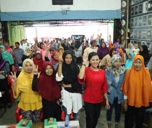 Warga Pontianak Keluhkan Biaya Pendidikan, Karolin: Ini Prioritas Kami Calon Gubernur Kalbar nomor urut 2, Karolin Margret Natasa