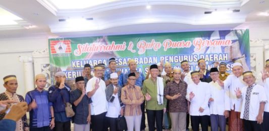 Masyarakat Bugis Siap Menangkan Midji-Norsan Calon Gubernur Kalbar nomor urut tiga Sutarmidji menghadiri silaturahim dan buka puasa bersama dengan keluarga besar Kerukunan Keluarga Sulawesi Selatan (KKSS) Kabupaten Kuburaya (Kang Enchus for Equator).
