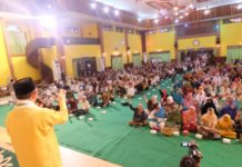 Ribuan Masyarakat Kumpul di Rumah Melayu: Gubernur Baru Midji-Norsan, Nomor 3 Menang Calon Gubernur Kalbar nomor urut tiga Sutarmidji Buka Puasa Bersama dengan tokoh agama dan ormas Islam (Kang Enchus for Equator).