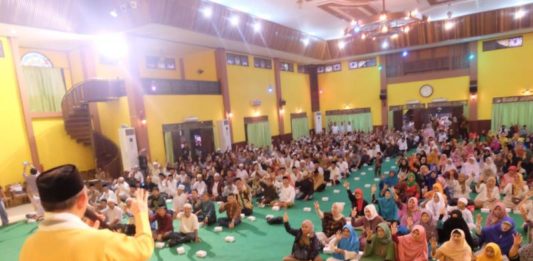 Ribuan Masyarakat Kumpul di Rumah Melayu: Gubernur Baru Midji-Norsan, Nomor 3 Menang Calon Gubernur Kalbar nomor urut tiga Sutarmidji Buka Puasa Bersama dengan tokoh agama dan ormas Islam (Kang Enchus for Equator).