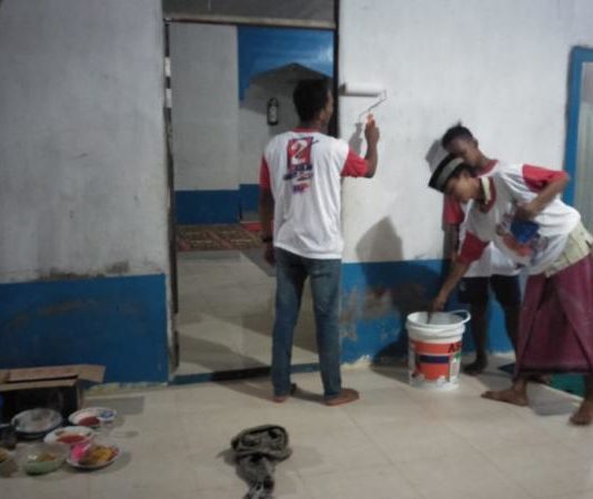 Relawan Pendukung Karolin Gelar Aksi Sosial ke Sejumlah Masjid Solidaritas Pendukung Karolin untuk Kalbar (Songkok) menggelar bakti sosial, mengecat masjid di sejumlah titik pemukiman warga di Kabupaten Kubu Raya.