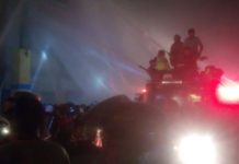 Pintu Toko yang Terbakar di Pasar Tengah Susah Dibuka, Petugas Damkar Terpaksa Terobos Ventilasi Berjibaku. Para pemadam berjibaku memadamkan api di ruko kawasan Pasar Tengah Pontianak, Rabu (13/6). Warga for equator