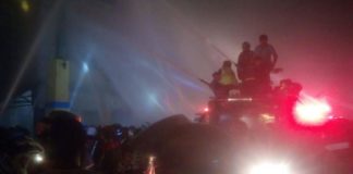 Pintu Toko yang Terbakar di Pasar Tengah Susah Dibuka, Petugas Damkar Terpaksa Terobos Ventilasi Berjibaku. Para pemadam berjibaku memadamkan api di ruko kawasan Pasar Tengah Pontianak, Rabu (13/6). Warga for equator