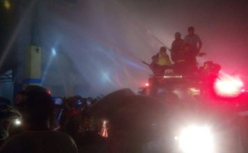 Pintu Toko yang Terbakar di Pasar Tengah Susah Dibuka, Petugas Damkar Terpaksa Terobos Ventilasi Berjibaku. Para pemadam berjibaku memadamkan api di ruko kawasan Pasar Tengah Pontianak, Rabu (13/6). Warga for equator