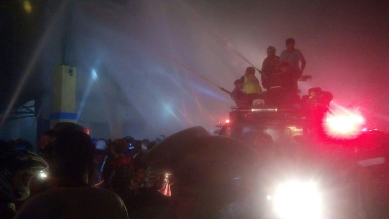 Berjibaku. Para pemadam berjibaku memadamkan api di ruko kawasan Pasar Tengah Pontianak, Rabu (13/6). Warga for equator