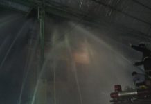 Inilah Upaya Para Damkar Pontianak Menjinakkan Si Jago Merah di Pasar Tengah TERUS BERUPAYA. Para pemadam terus melakukan penyemprotran air di bangunan yang menjadi korban di jago merah, Rabu (13/6). Maulidi Murni-equator