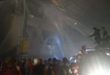 Para Pemadam Terus Berjibaku Padamkan Api di Kawasan Pasar Tengah, Dekat Blok Cisadane TERUS BERUPAYA. Para pemadam terus melakukan penyemprotran air di bangunan yang menjadi korban di jago merah, Rabu (13/6). Maulidi Murni-equator