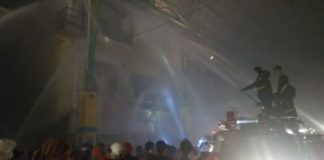 Lantai 3 di 5 Ruko Pasar Tengah Hangus, Polisi Belum Temukan Unsur Kesengajaan, Olah TKP Duluuu.. TERUS BERUPAYA. Para pemadam terus melakukan penyemprotran air di bangunan yang menjadi korban di jago merah, Rabu (13/6). Maulidi Murni-equator