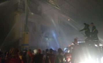 Para Pemadam Terus Berjibaku Padamkan Api di Kawasan Pasar Tengah, Dekat Blok Cisadane TERUS BERUPAYA. Para pemadam terus melakukan penyemprotran air di bangunan yang menjadi korban di jago merah, Rabu (13/6). Maulidi Murni-equator