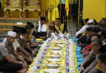 Kesultanan Kadariah Pontianak Buka Puasa Bersama Forkopimda Kalbar Kesultanan Kadariah Pontianak menggelar buka puasa bersama yang dihadiri Forkopimda Provinsi Kalimantan Barat, diantaranya Kapolda Kalbar, Pangdam XII Tanjungpura, Pj Gubernur Kalbar, Danlanud Supadio dan Danlantamal serta masyarakat, di Istana Kesultanan Kadariah Pontianak. Selasa (12/6).