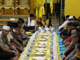 Kesultanan Kadariah Pontianak menggelar buka puasa bersama yang dihadiri Forkopimda Provinsi Kalimantan Barat, diantaranya Kapolda Kalbar, Pangdam XII Tanjungpura, Pj Gubernur Kalbar, Danlanud Supadio dan Danlantamal serta masyarakat, di Istana Kesultanan Kadariah Pontianak. Selasa (12/6).