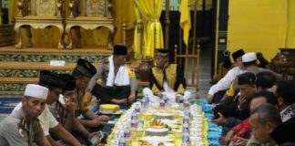 Kesultanan Kadariah Pontianak Buka Puasa Bersama Forkopimda Kalbar Kesultanan Kadariah Pontianak menggelar buka puasa bersama yang dihadiri Forkopimda Provinsi Kalimantan Barat, diantaranya Kapolda Kalbar, Pangdam XII Tanjungpura, Pj Gubernur Kalbar, Danlanud Supadio dan Danlantamal serta masyarakat, di Istana Kesultanan Kadariah Pontianak. Selasa (12/6).