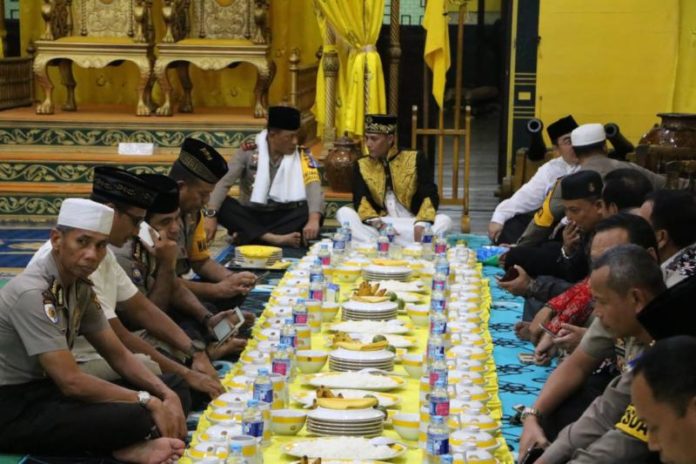 Kesultanan Kadariah Pontianak menggelar buka puasa bersama yang dihadiri Forkopimda Provinsi Kalimantan Barat, diantaranya Kapolda Kalbar, Pangdam XII Tanjungpura, Pj Gubernur Kalbar, Danlanud Supadio dan Danlantamal serta masyarakat, di Istana Kesultanan Kadariah Pontianak. Selasa (12/6).