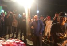 Ustad Asal Jakarta Rasakan Sensasi Bunyikan Meriam Karbit di Pontianak SULUT MERIAM. Ustadz Sahal Al - Mudhafary (baju biru) menyulut meriam karbit. Maulidi Murni-eQuator