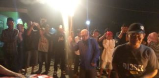 Ustad Asal Jakarta Rasakan Sensasi Bunyikan Meriam Karbit di Pontianak SULUT MERIAM. Ustadz Sahal Al - Mudhafary (baju biru) menyulut meriam karbit. Maulidi Murni-eQuator