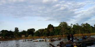 Tradisi Perang Bedil Semarakkan Lebaran di Sekadau Sejumlah warga Sekadau tengah melaksanakan perang bedil diatas Sungai Sekadau, kemarin. (Abdu Syukri)